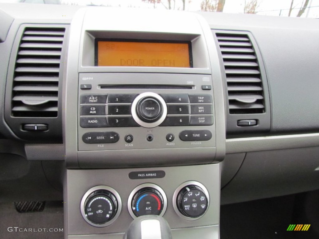 2009 Nissan Sentra 2.0 Controls Photo #62471290