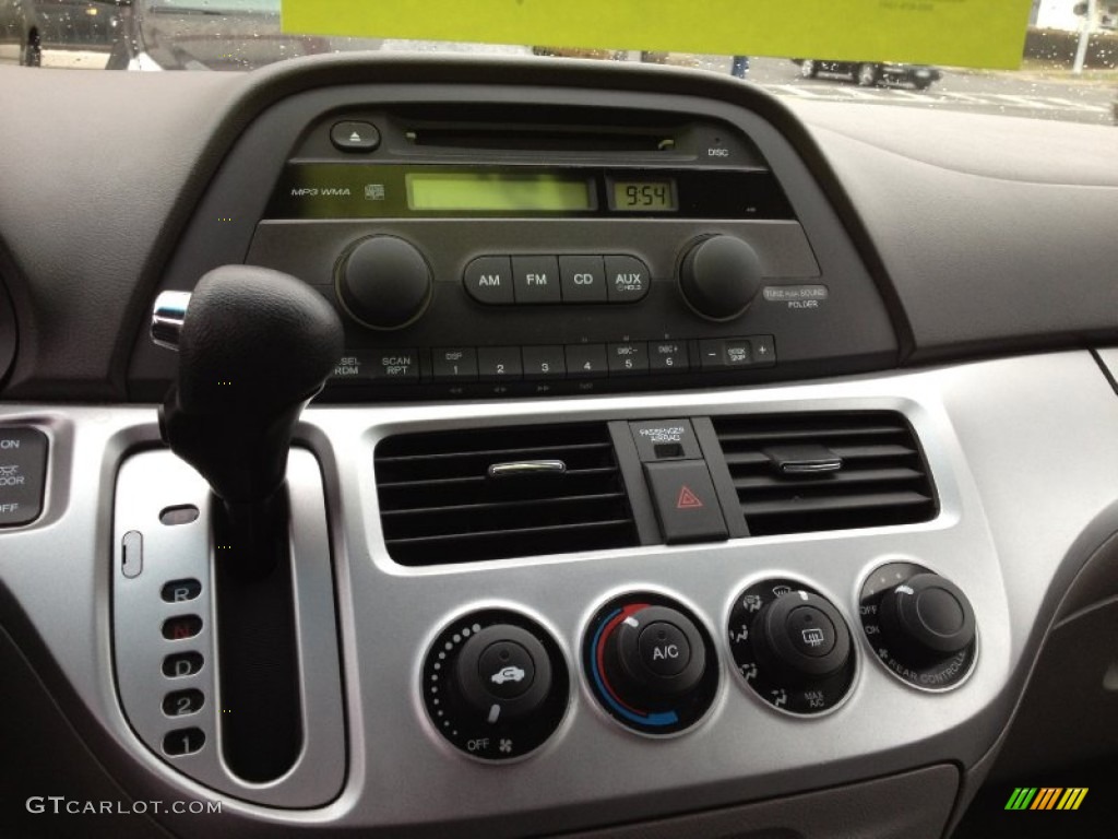 2010 Honda Odyssey LX Controls Photo #62479810