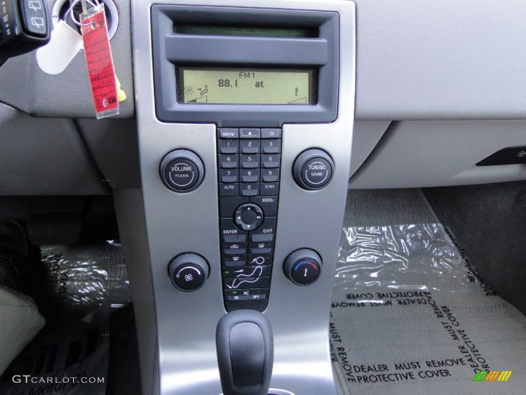 2006 Volvo V50 2.4i Controls Photo #62501284