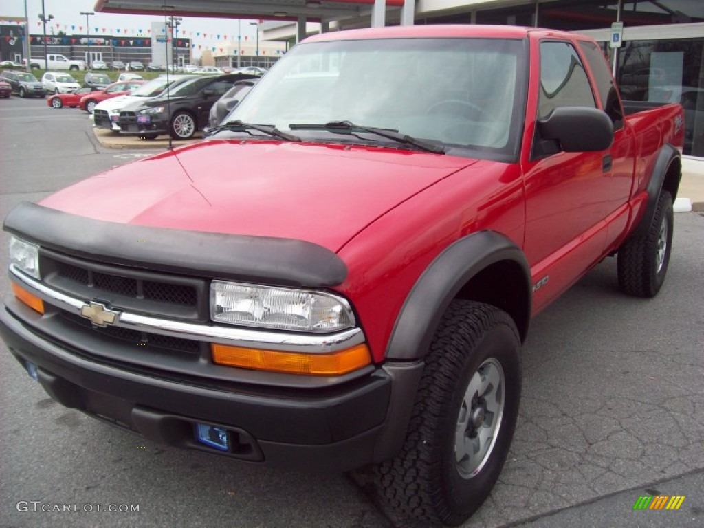 2001 S10 ZR2 Extended Cab 4x4 - Victory Red / Graphite photo #1