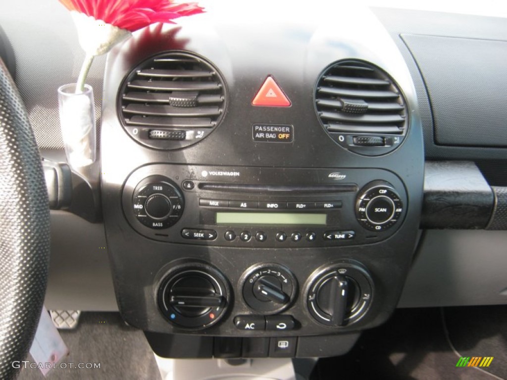 2004 Volkswagen New Beetle GLS Convertible Controls Photo #62548945