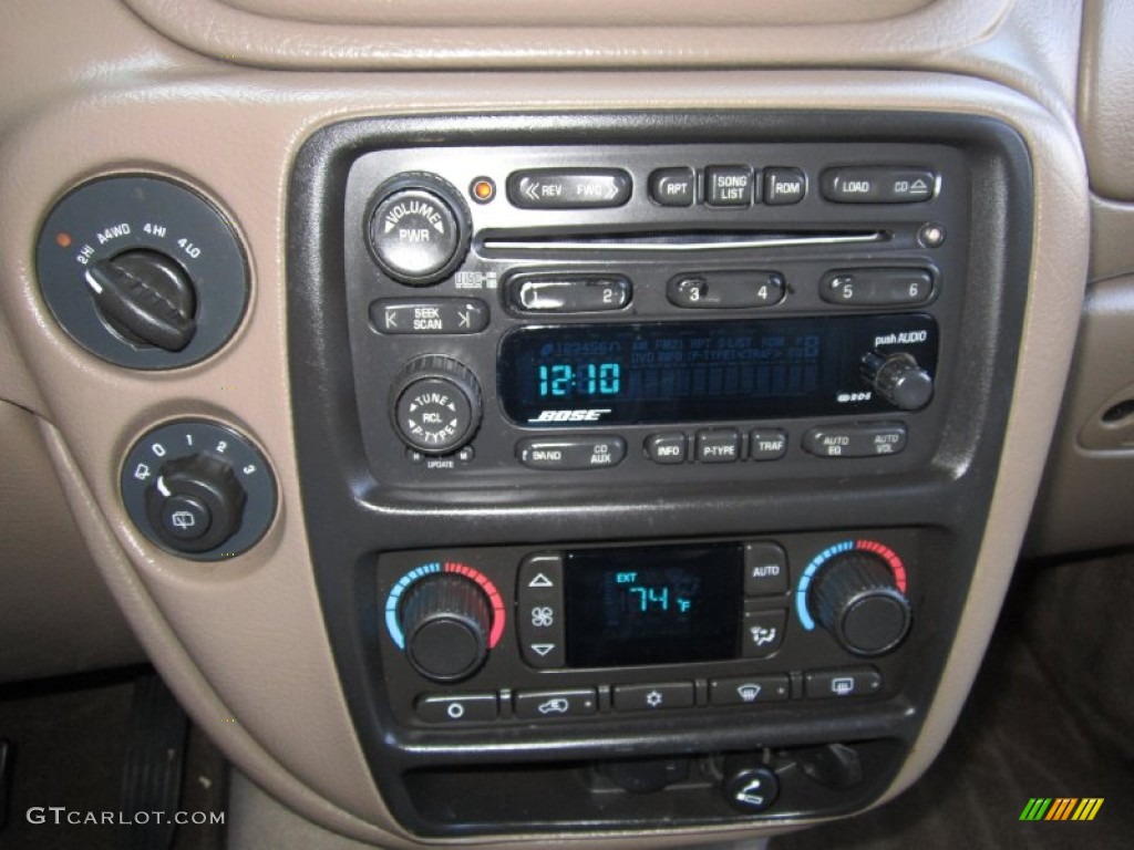 2004 Chevrolet TrailBlazer LT 4x4 Controls Photo #62556669