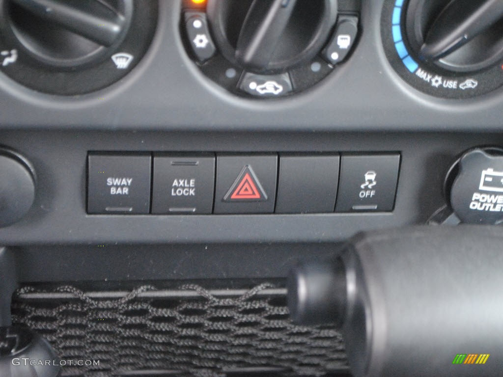 2010 Jeep Wrangler Unlimited Rubicon 4x4 Controls Photo #62559043
