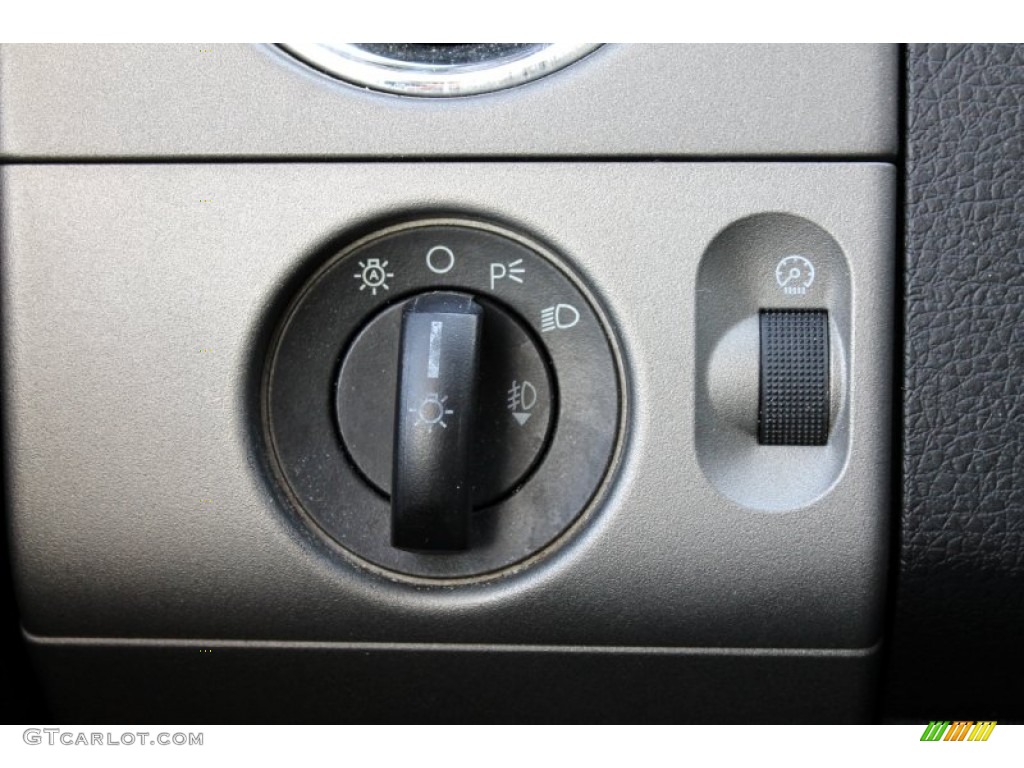 2005 Ford F150 Lariat SuperCrew 4x4 Controls Photo #62576819