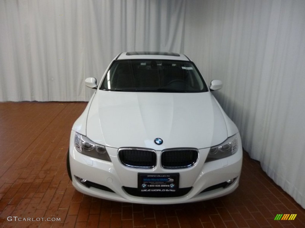 2011 3 Series 328i xDrive Sedan - Alpine White / Black photo #2