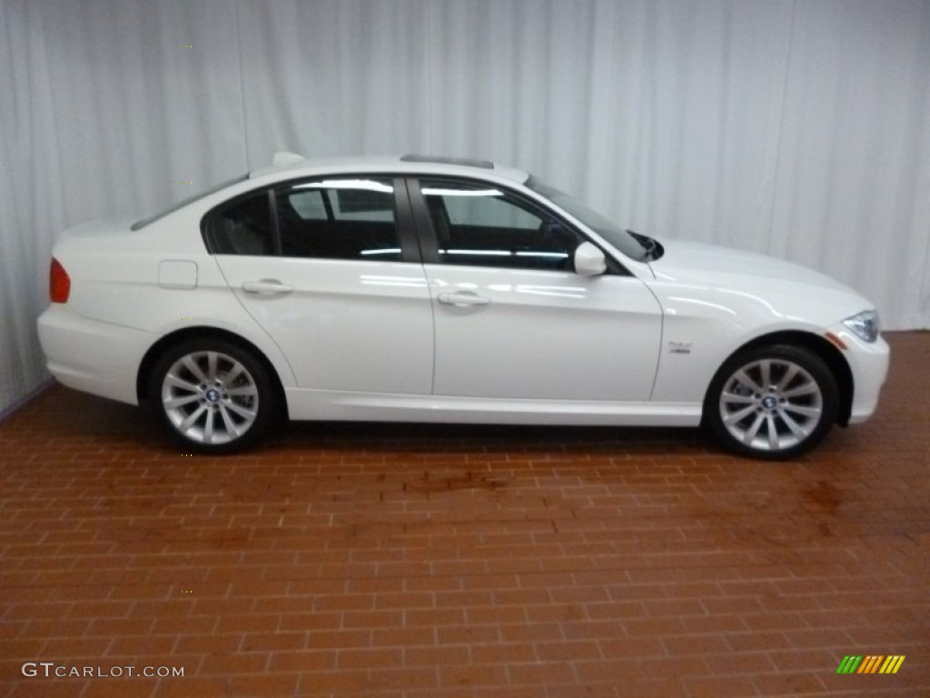 2011 3 Series 328i xDrive Sedan - Alpine White / Black photo #3