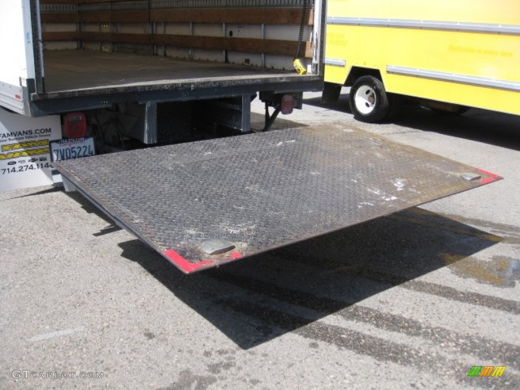 Oxford White 2005 Ford F550 Super Duty XL Regular Cab Moving Truck Exterior Photo #62618870