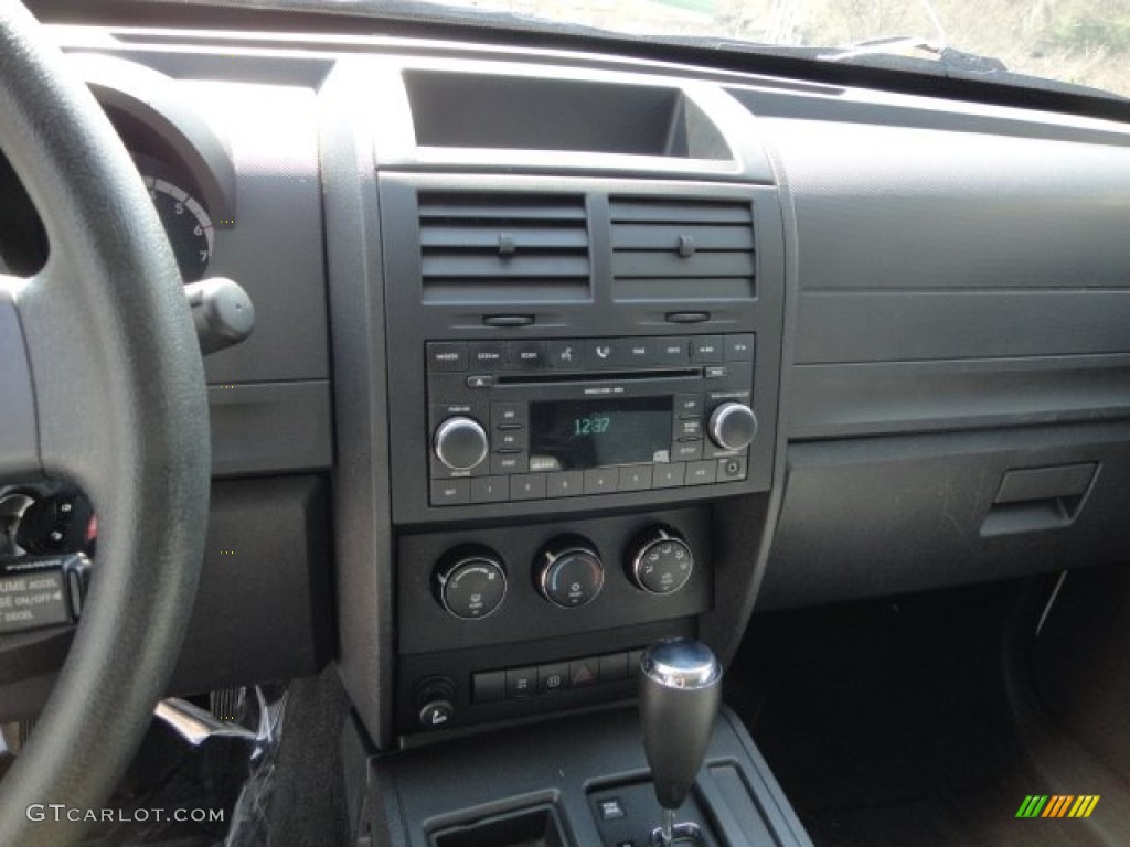 2007 Nitro SXT - Stone White / Dark Slate Gray/Light Slate Gray photo #23