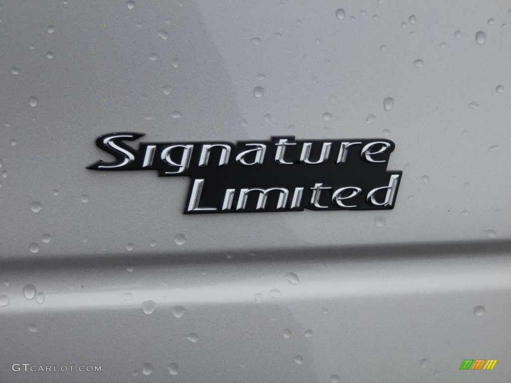 2011 Town Car Signature Limited - Silver Birch Metallic / Black photo #13