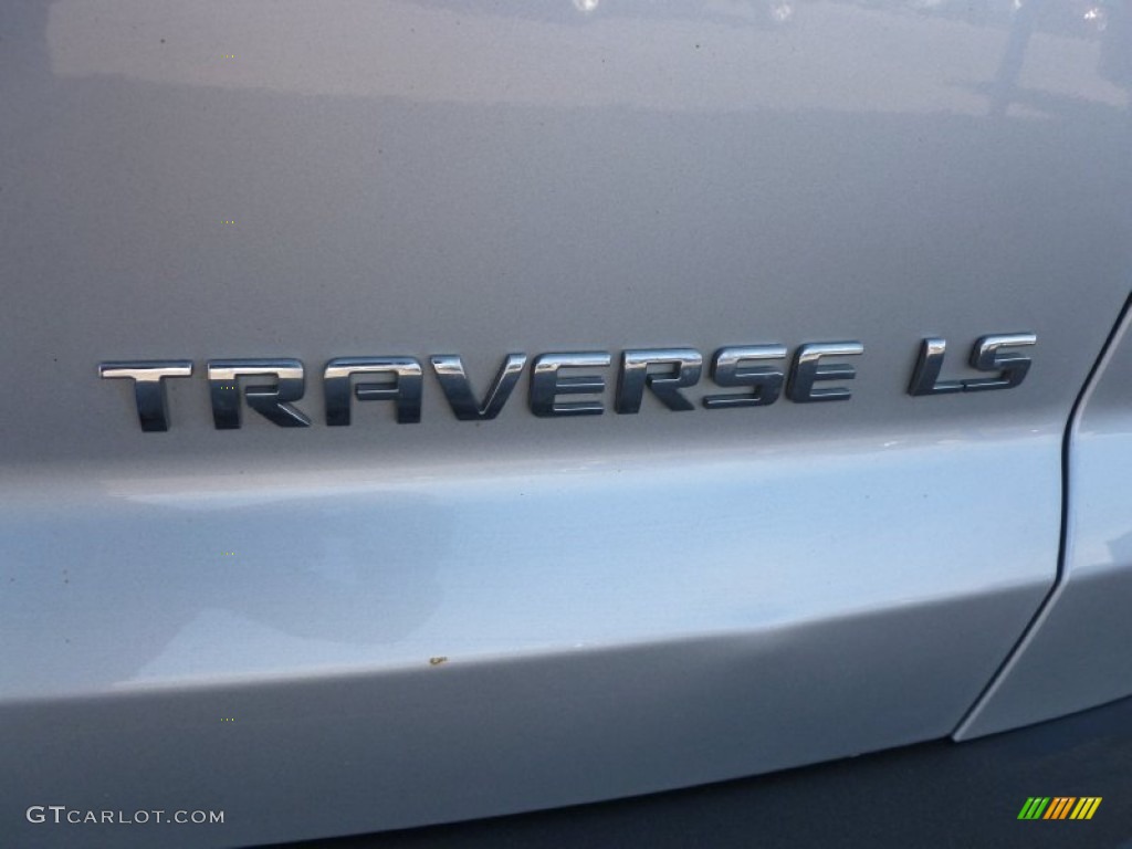 2009 Traverse LS AWD - Silver Ice Metallic / Dark Gray/Light Gray photo #12