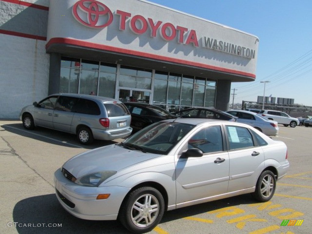 2004 Focus SE Sedan - CD Silver Metallic / Medium Graphite photo #1