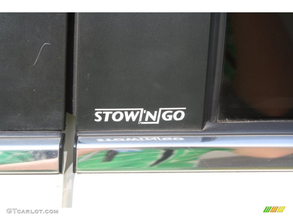 2009 Town & Country LX - Stone White / Medium Slate Gray/Light Shale photo #14