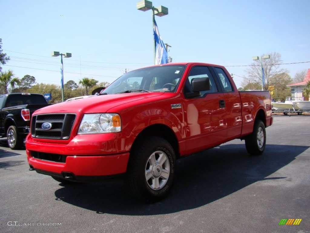 2005 F150 STX SuperCab 4x4 - Bright Red / Medium Flint/Dark Flint Grey photo #4