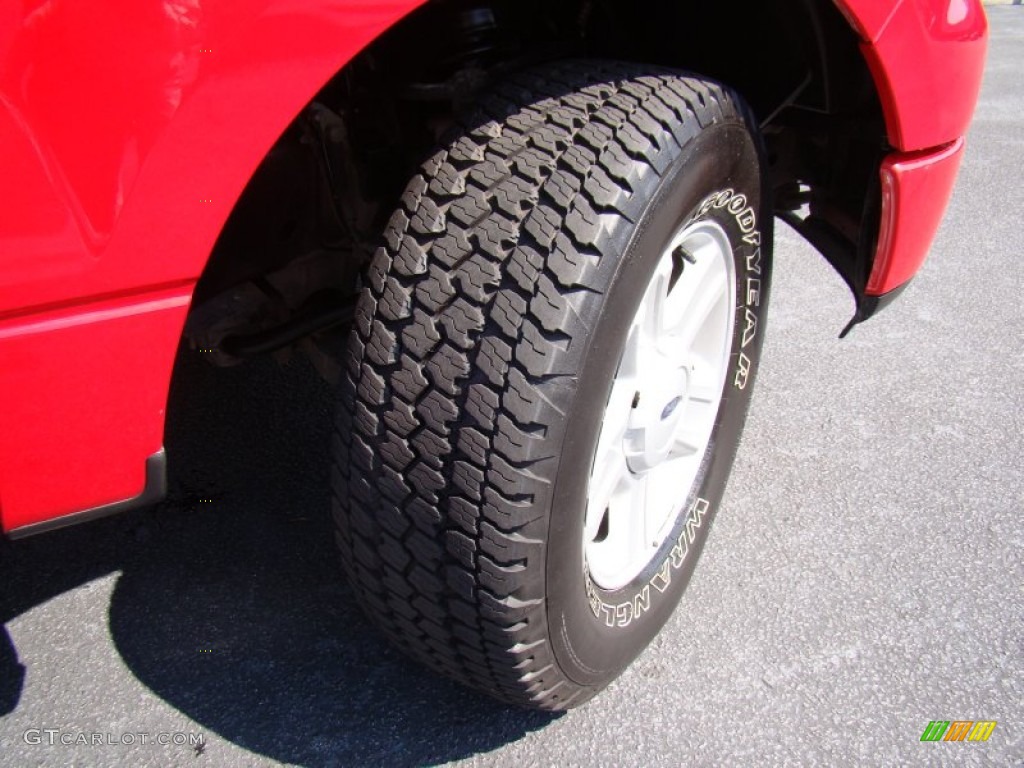 2005 F150 STX SuperCab 4x4 - Bright Red / Medium Flint/Dark Flint Grey photo #25