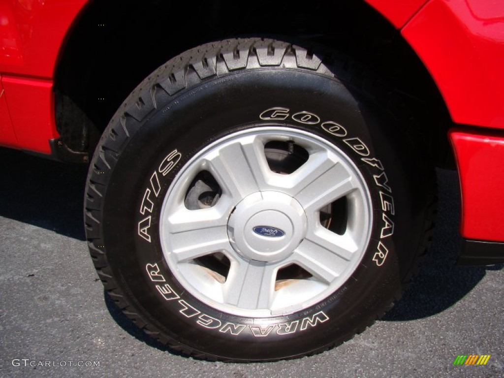 2005 F150 STX SuperCab 4x4 - Bright Red / Medium Flint/Dark Flint Grey photo #26