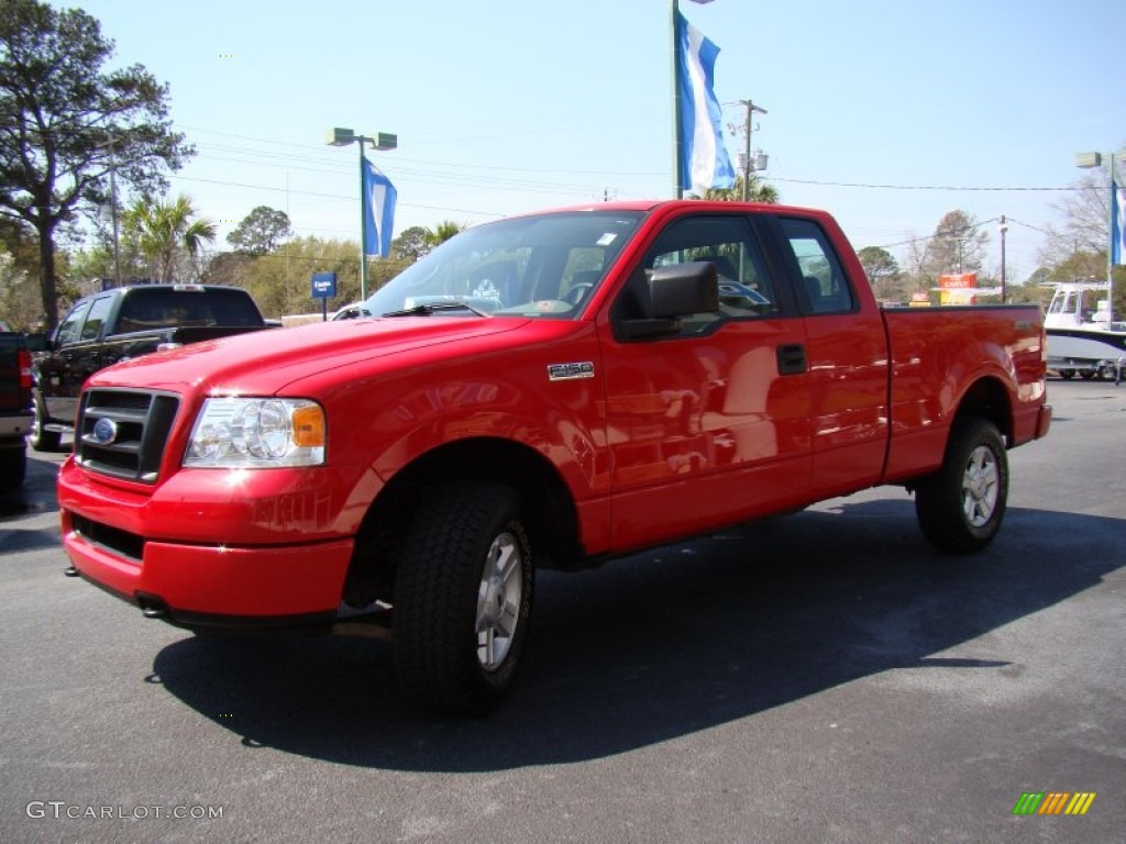 2005 F150 STX SuperCab 4x4 - Bright Red / Medium Flint/Dark Flint Grey photo #28