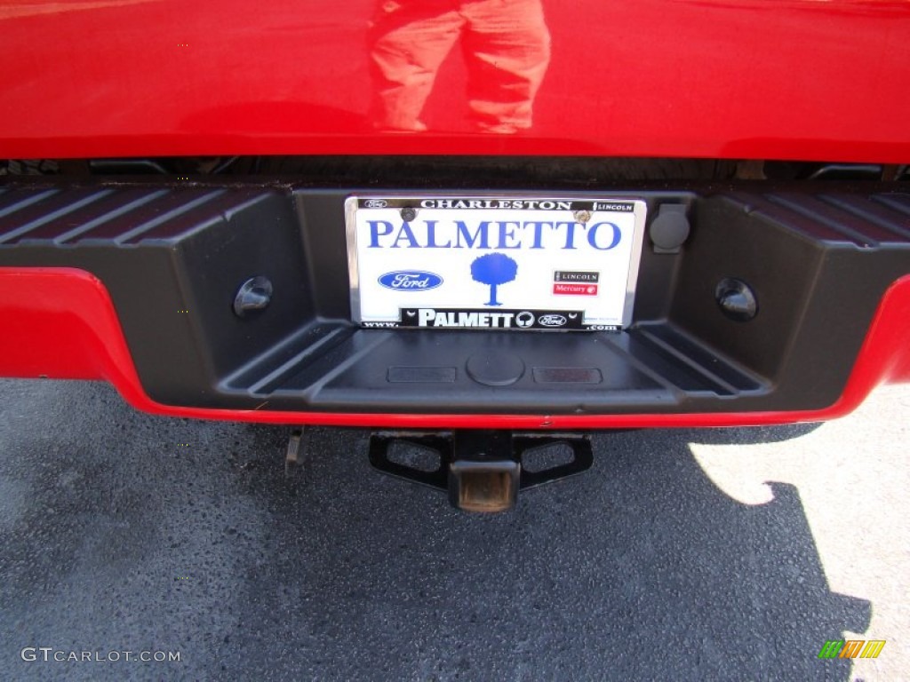 2005 F150 STX SuperCab 4x4 - Bright Red / Medium Flint/Dark Flint Grey photo #33