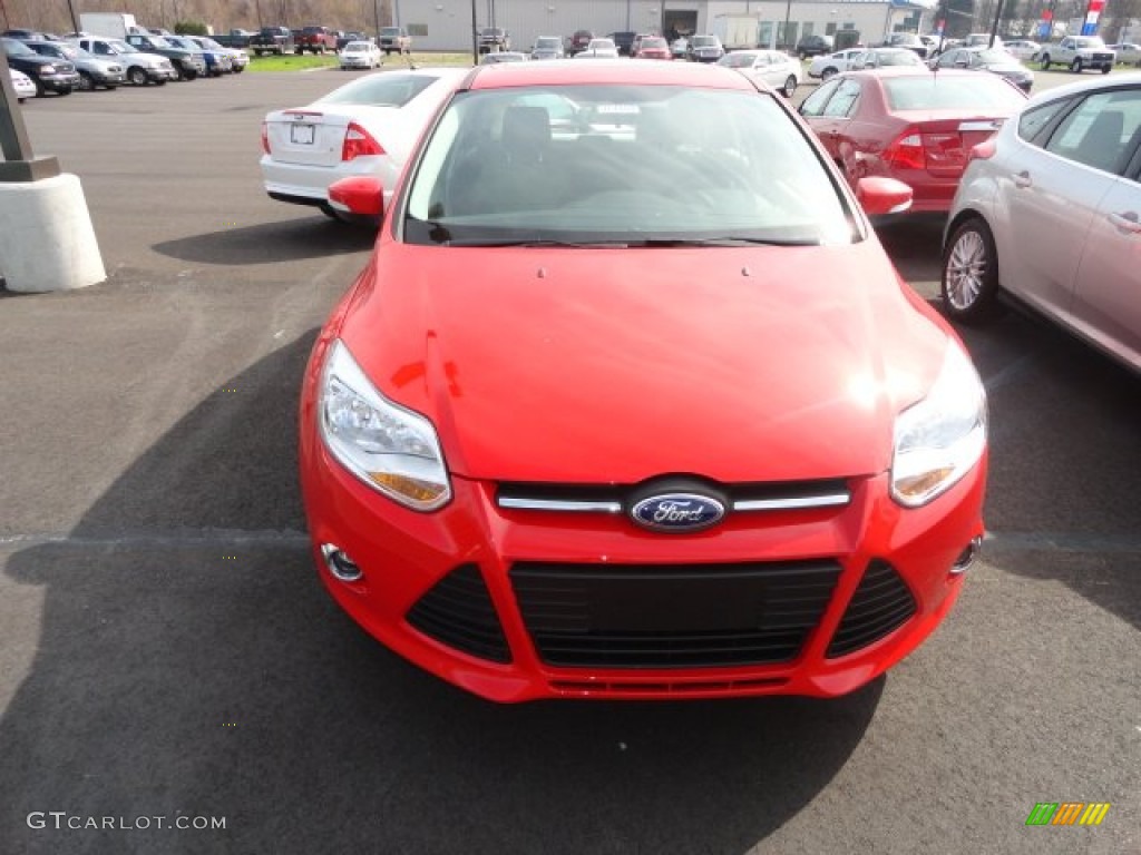 2012 Focus SE 5-Door - Race Red / Stone photo #1