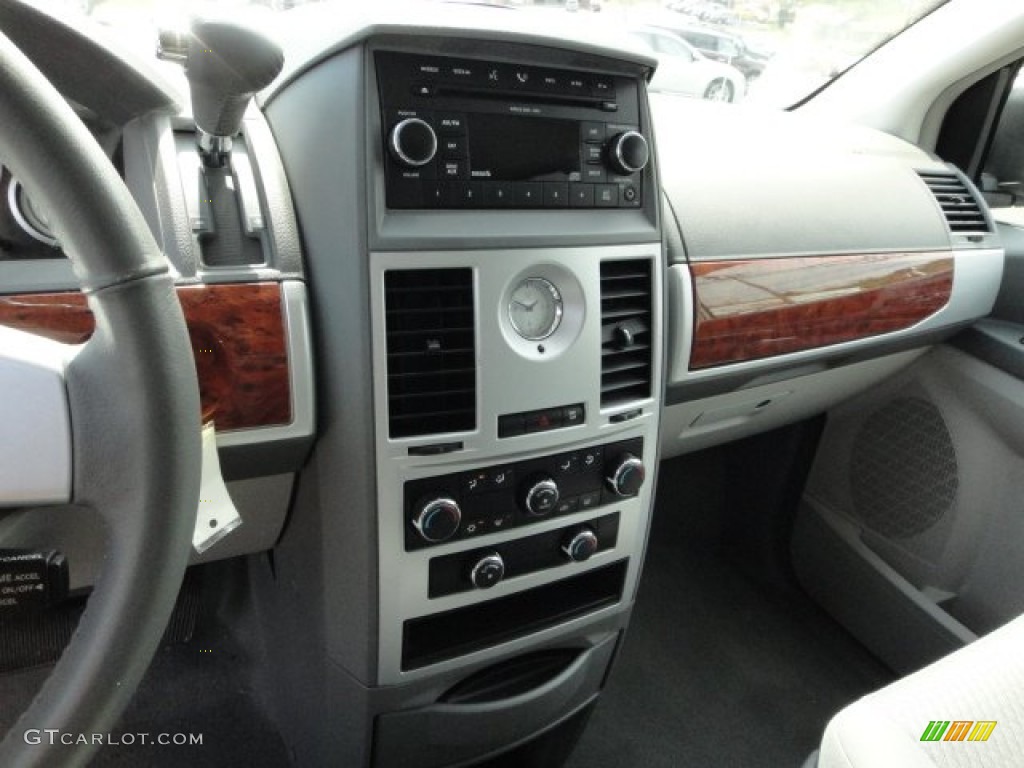 2009 Chrysler Town & Country Touring Controls Photo #62762599