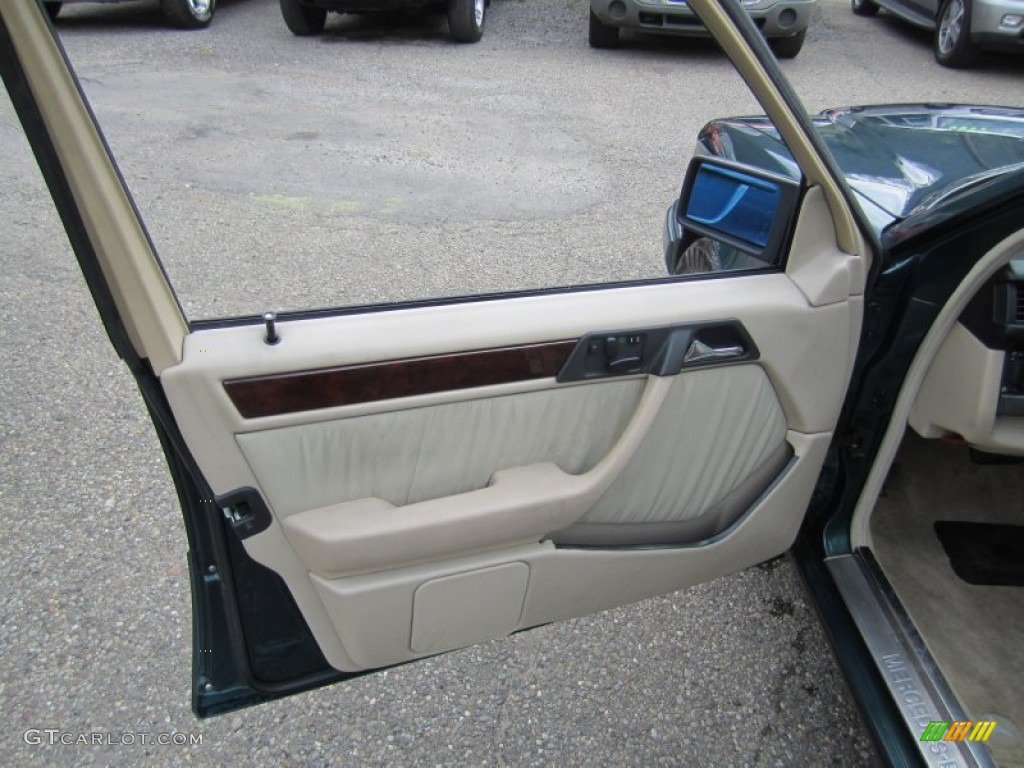 1995 Mercedes-Benz E 300D Sedan Parchment Door Panel Photo #62768030