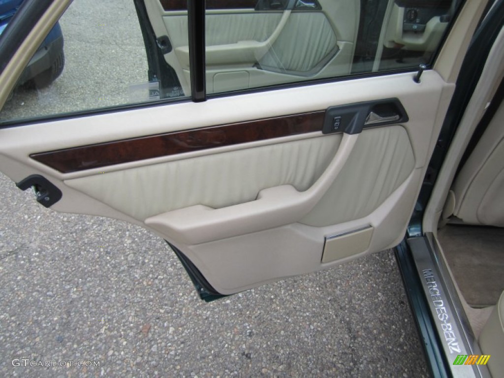 1995 Mercedes-Benz E 300D Sedan Parchment Door Panel Photo #62768048