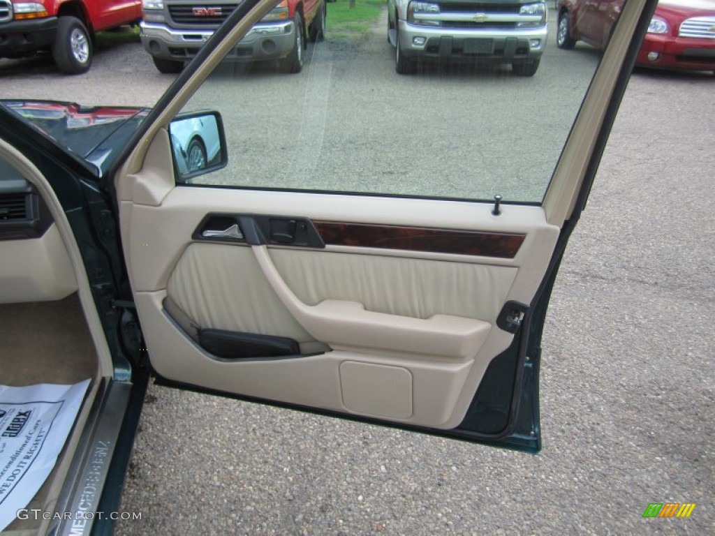 1995 Mercedes-Benz E 300D Sedan Parchment Door Panel Photo #62768107
