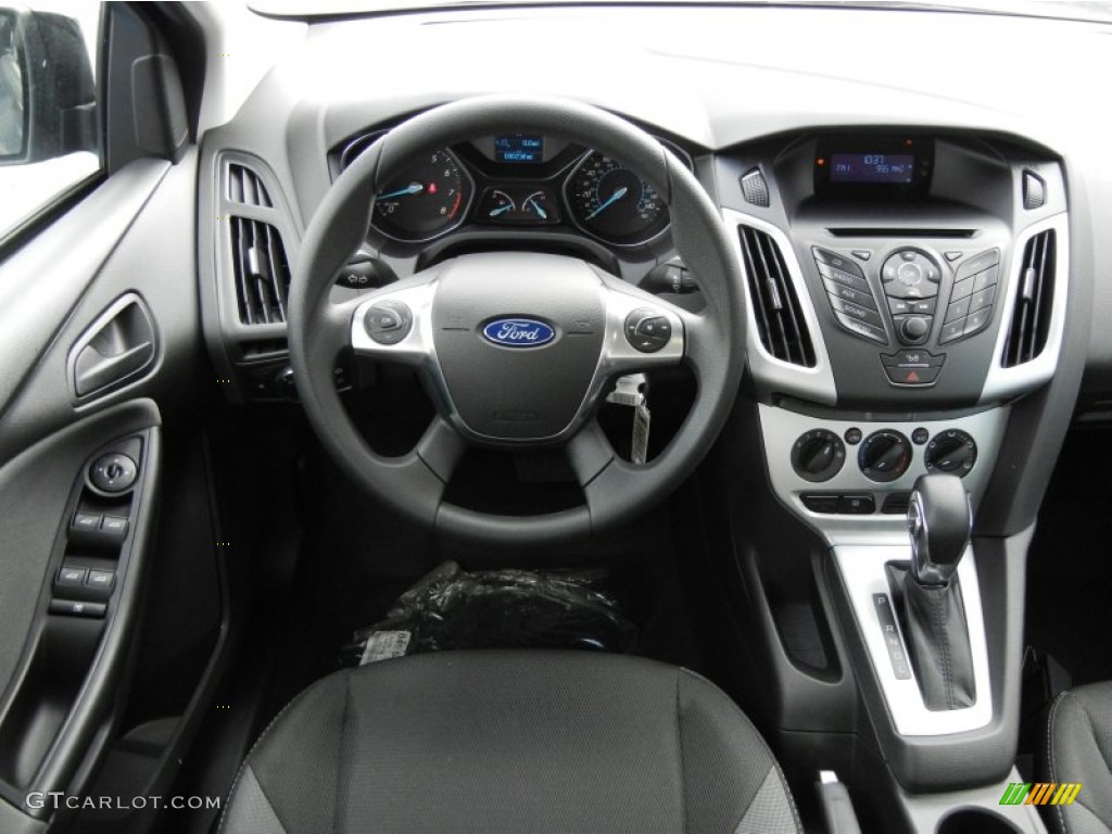 2012 Focus SE Sedan - Tuxedo Black Metallic / Charcoal Black photo #7