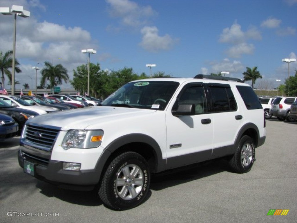 2006 Explorer XLT - Oxford White / Stone photo #12