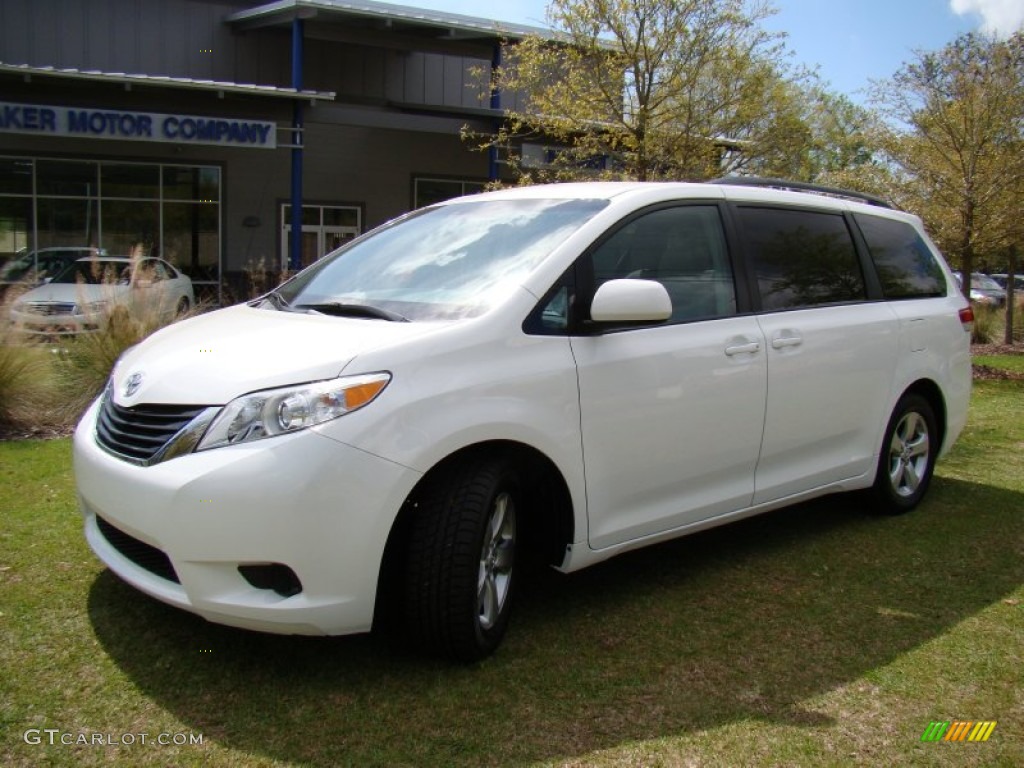 2011 Sienna LE - Super White / Light Gray photo #33