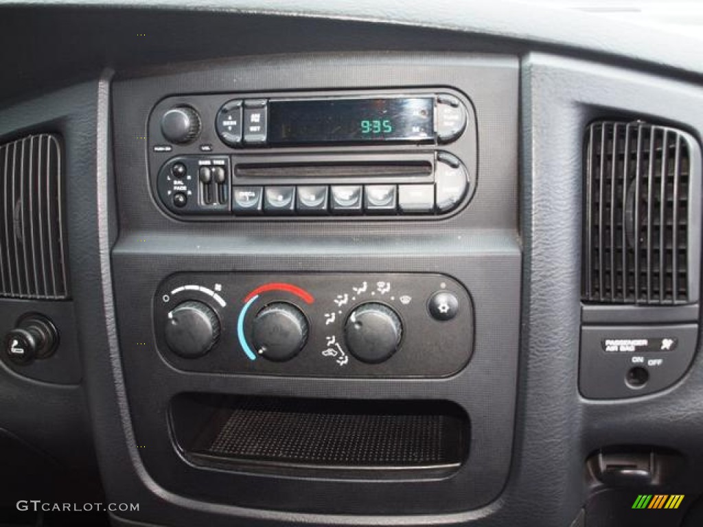 2004 Dodge Ram 1500 ST Regular Cab 4x4 Controls Photo #62801655
