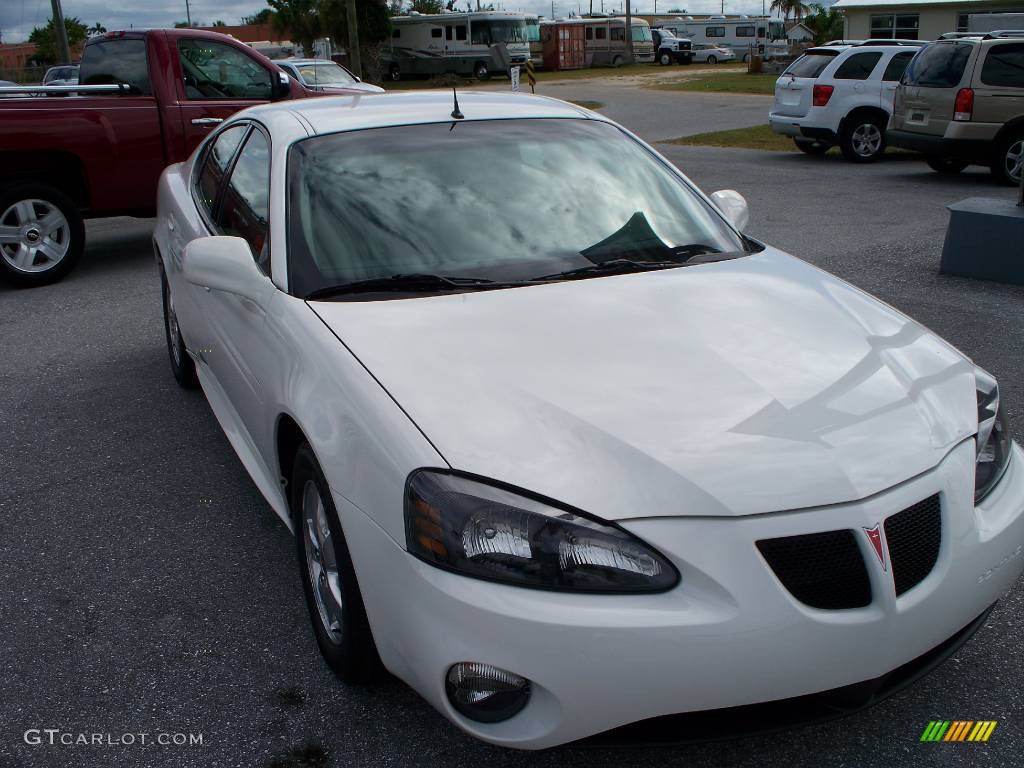 2005 Grand Prix Sedan - Ivory White / Parchment/Dark Pewter photo #3