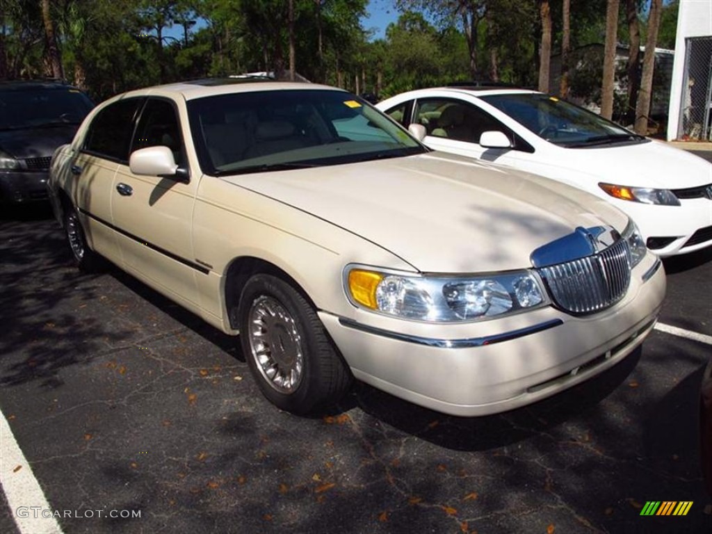 2002 Town Car Cartier - White Pearlescent Metallic / Light Parchment photo #1