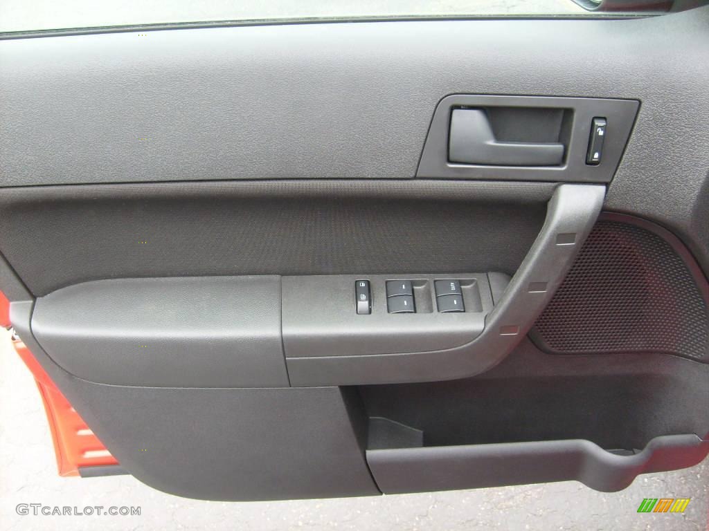 2008 Focus SE Sedan - Vermillion Red / Charcoal Black photo #12