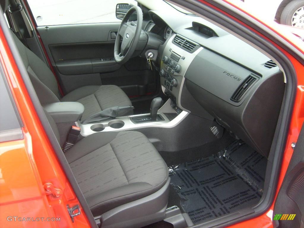 2008 Focus SE Sedan - Vermillion Red / Charcoal Black photo #17