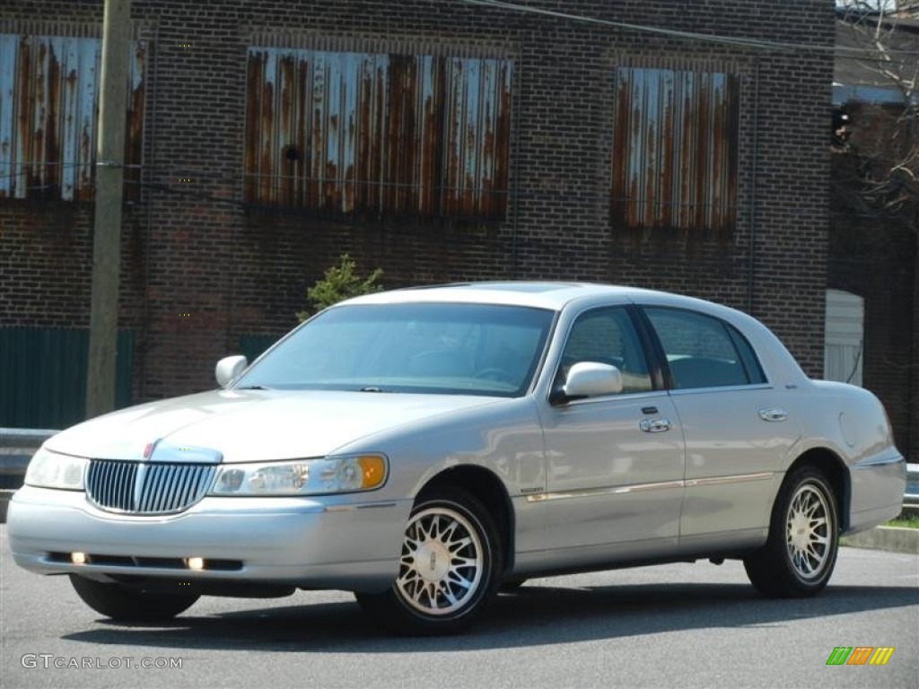 2002 Town Car Signature - Silver Frost Metallic / Deep Charcoal photo #1