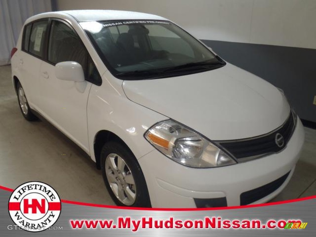 Fresh Powder White Nissan Versa