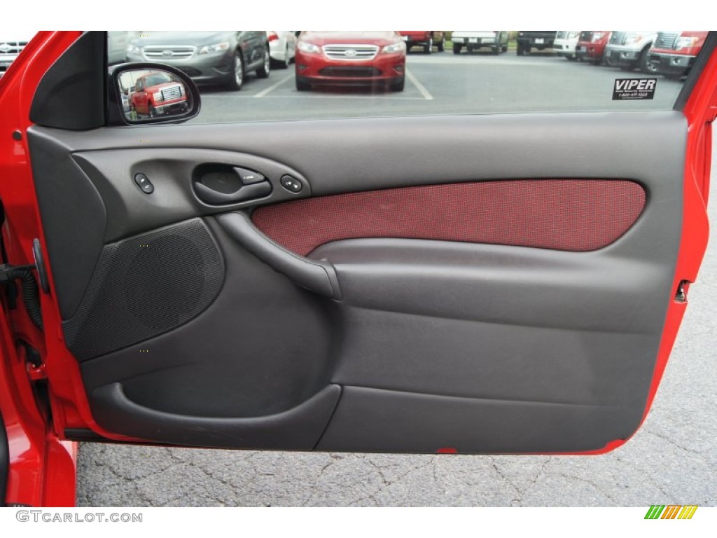 2004 Ford Focus SVT Coupe Black/Red Door Panel Photo #62838270