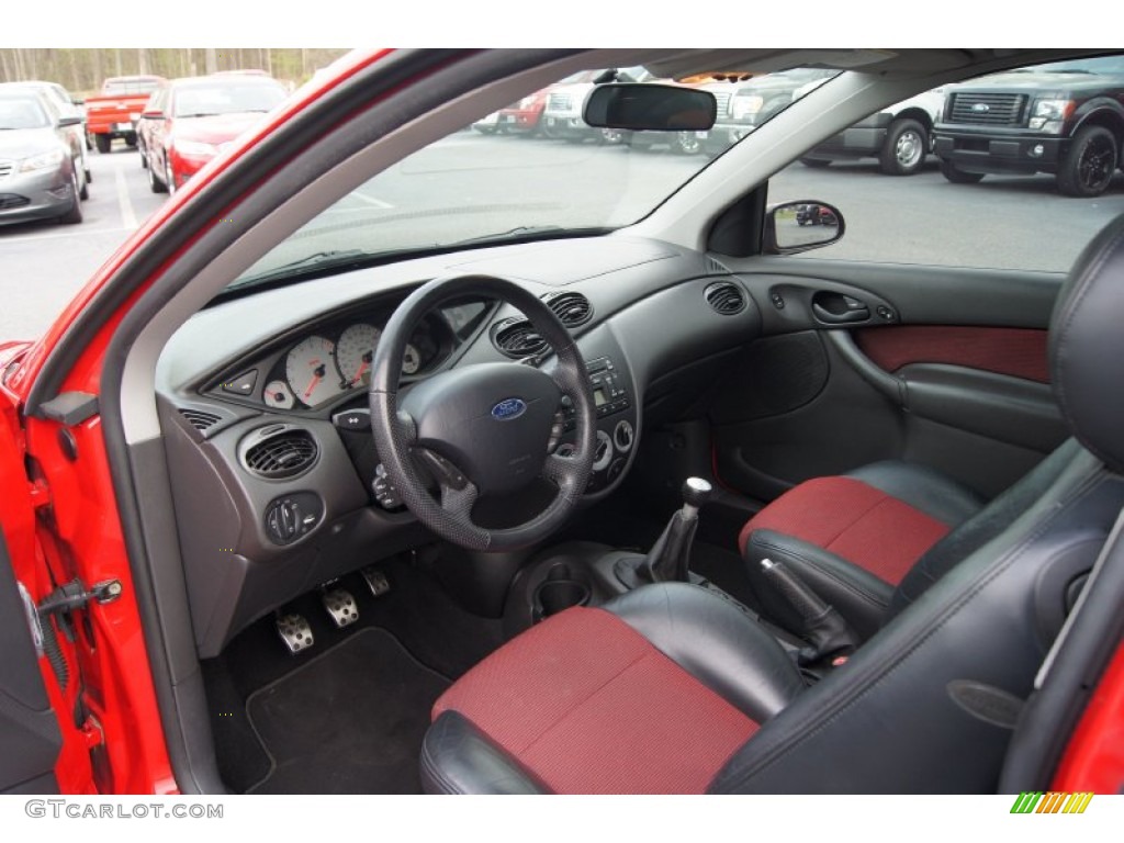 Black/Red Interior 2004 Ford Focus SVT Coupe Photo #62838306