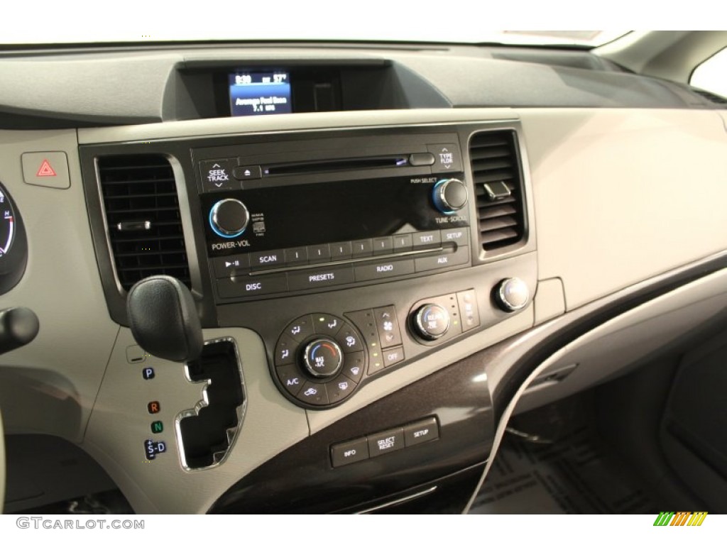 2011 Sienna LE - Super White / Light Gray photo #9