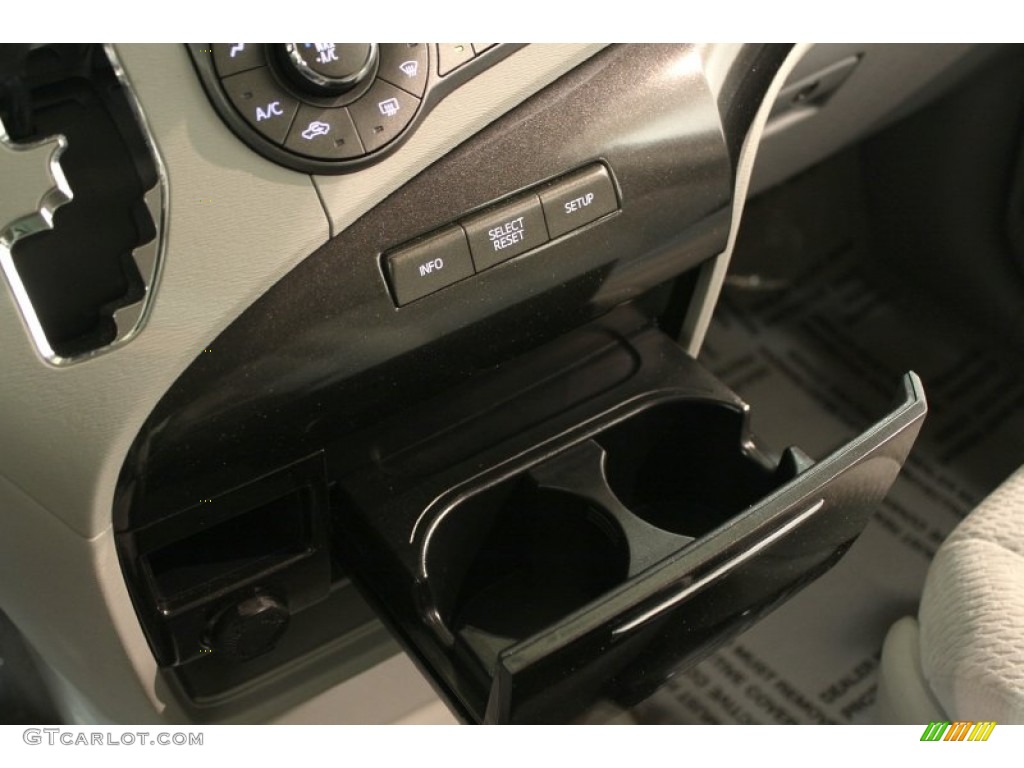 2011 Sienna LE - Super White / Light Gray photo #12