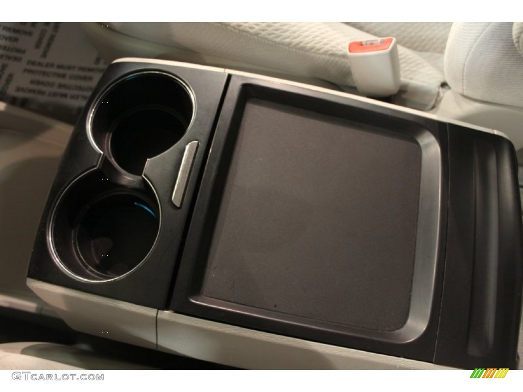 2011 Sienna LE - Super White / Light Gray photo #13