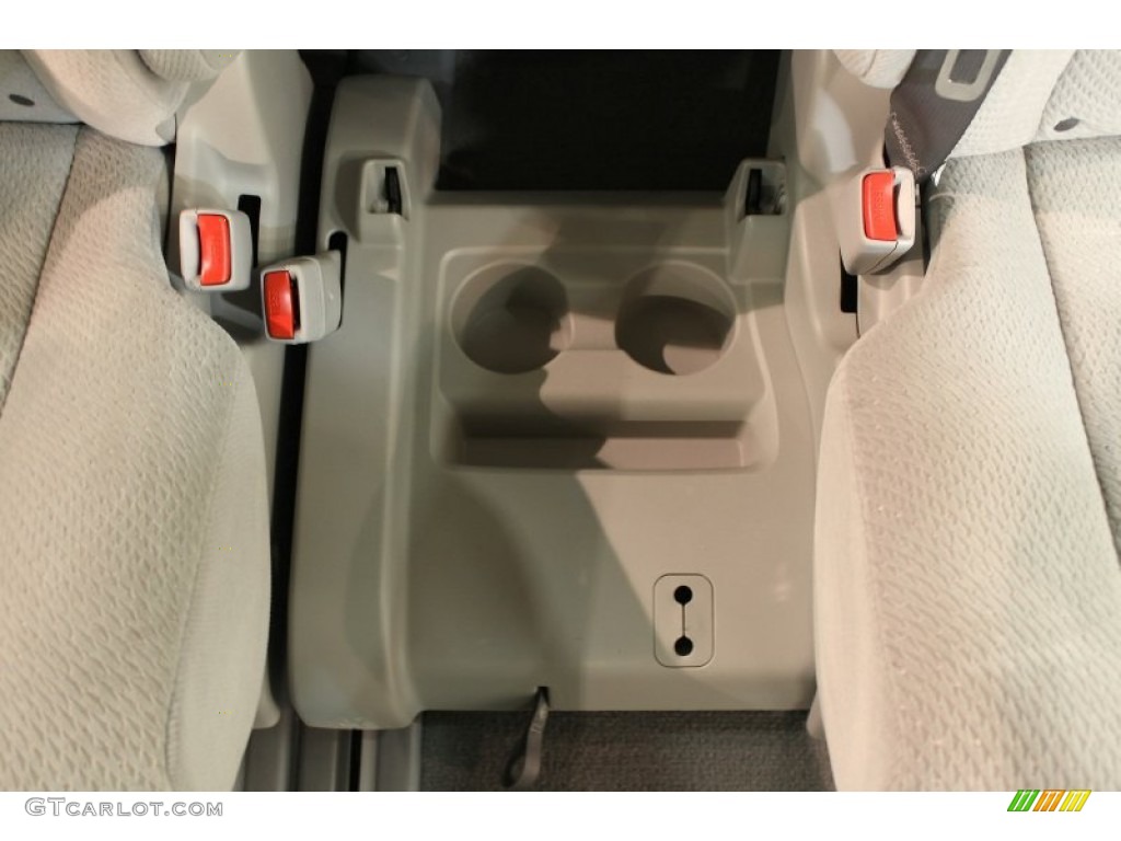 2011 Sienna LE - Super White / Light Gray photo #18