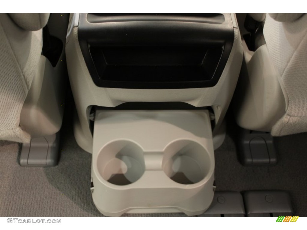 2011 Sienna LE - Super White / Light Gray photo #20