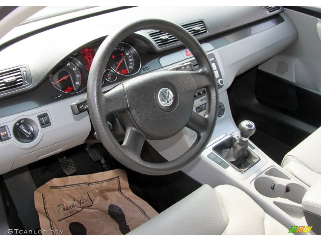 Grey Interior Volkswagen Passat 2.0T Sedan Photo #62854762 | GTCarLot.com
