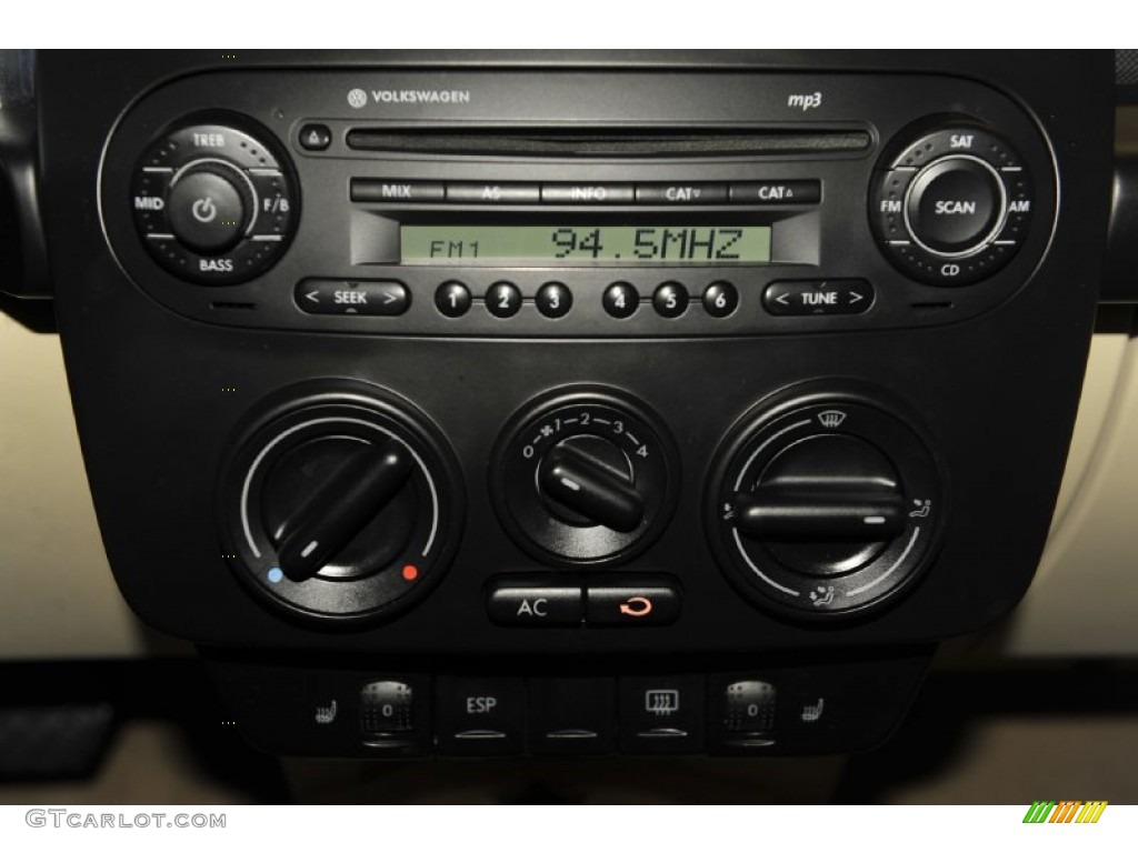 2009 Volkswagen New Beetle 2.5 Coupe Controls Photo #62855951