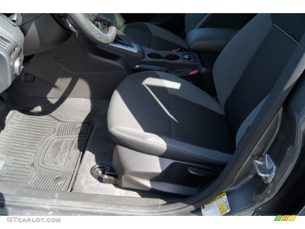 2012 Focus SE Sedan - Sterling Grey Metallic / Charcoal Black photo #17