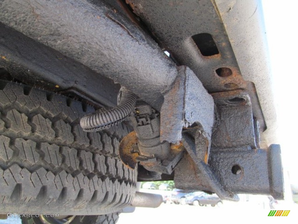 2003 Suburban 2500 LT 4x4 - Light Pewter Metallic / Tan/Neutral photo #35