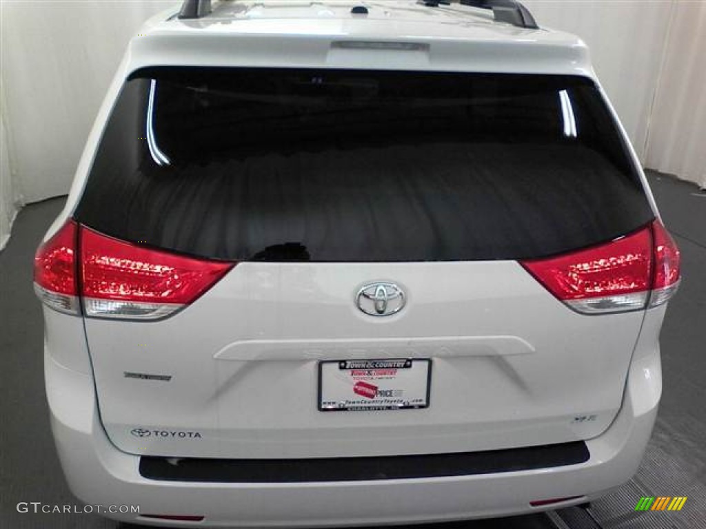 2012 Sienna XLE - Super White / Light Gray photo #3