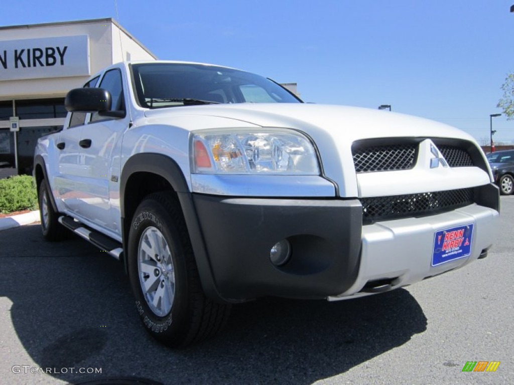 2006 Raider DuroCross Double Cab 4x4 - Arctic White / Slate Gray photo #7
