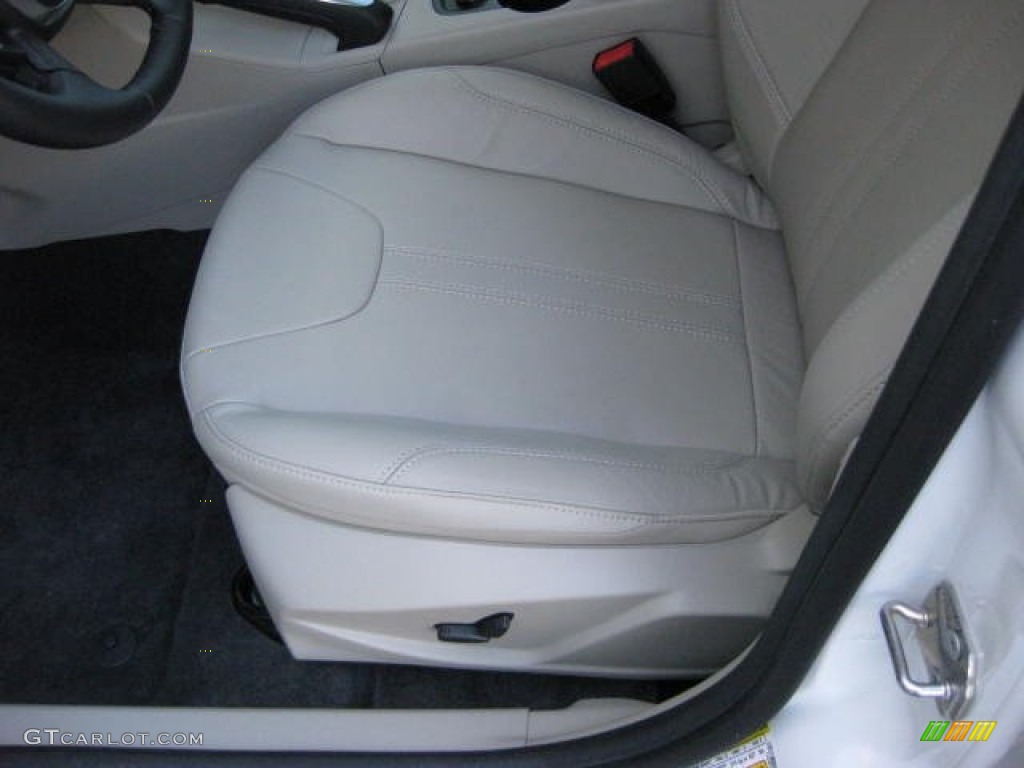 2012 Focus SEL 5-Door - Oxford White / Stone photo #12